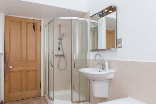 4 Bedroom Apartment Just Off The Meadows Sleeps 10