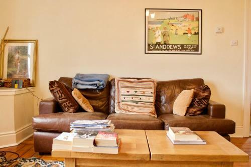 2 Bedroom Apartment With Free Parking Sleeps 4