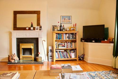 2 Bedroom Apartment With Free Parking Sleeps 4