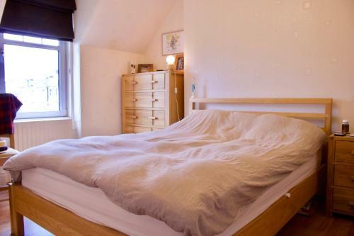 2 Bedroom Apartment With Free Parking Sleeps 4