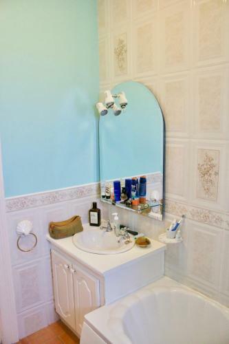 2 Bedroom Apartment With Free Parking Sleeps 4