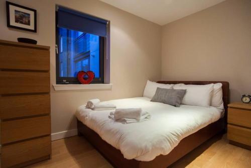 1 Bedroom West End Apartment Sleeps 4