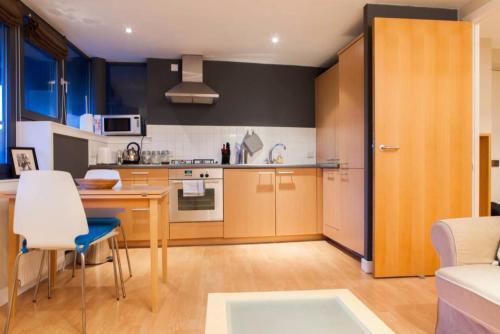 1 Bedroom West End Apartment Sleeps 4