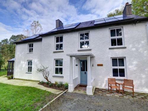 Restful Holiday Home In Glandwr Near River