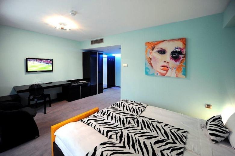 Plaza V Hotel