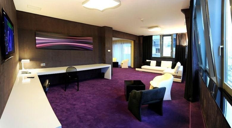 Plaza V Hotel