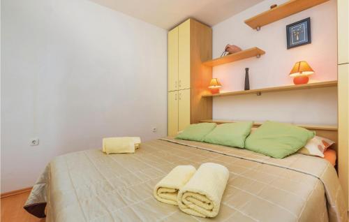 Two-bedroom Apartment In Karlobag