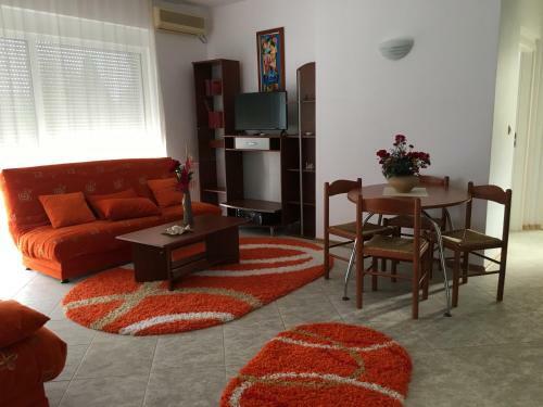 Club Topaz Apartments