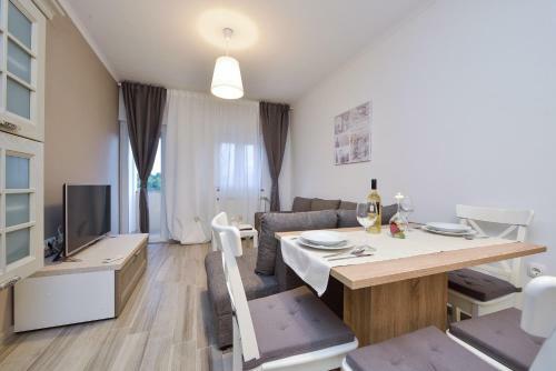 Apartments Tisno