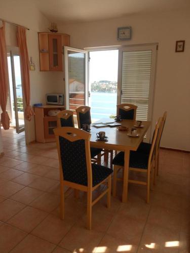 Apartments By The Sea Necujam, Solta - 11336