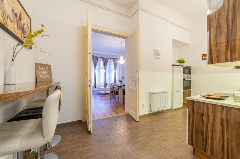 Real Apartments Lovag