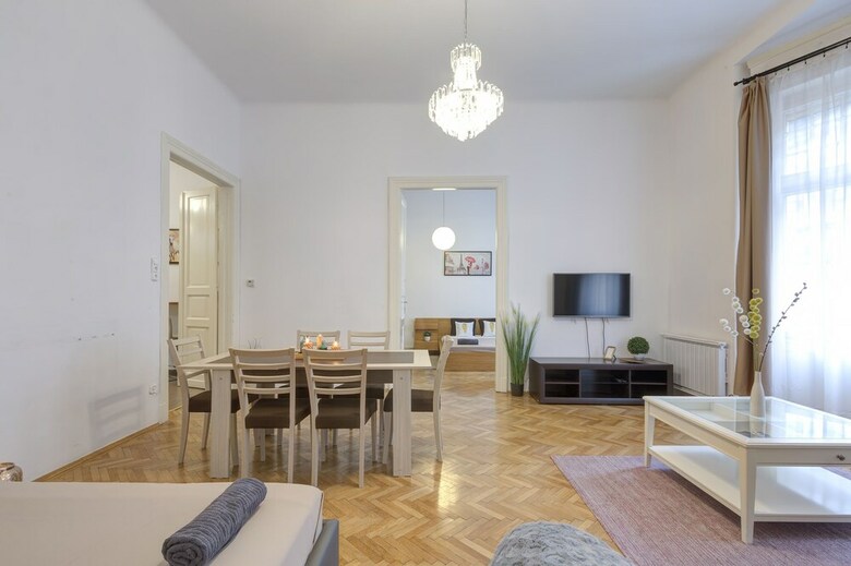 Real Apartments Lovag