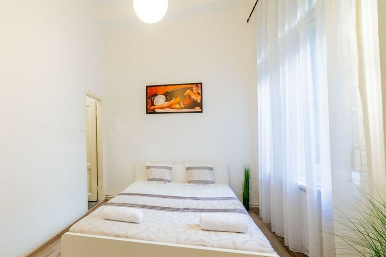 Real Apartments Lovag