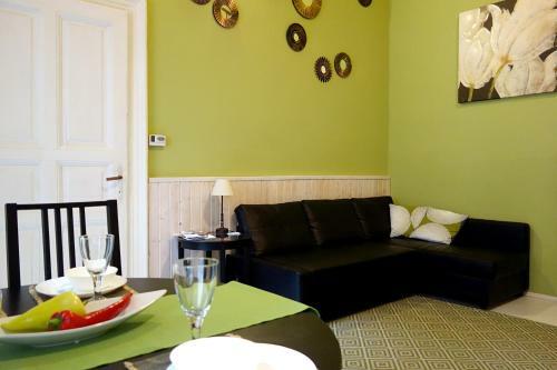 Vivid Rozsa Apartment