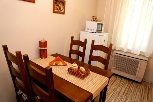Ad�l Apartman