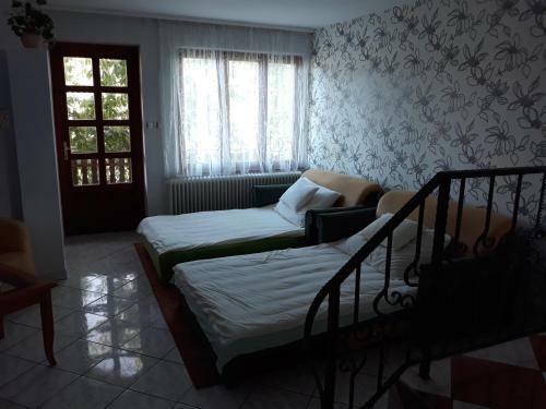 R�zsa Apartman