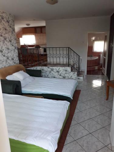 R�zsa Apartman