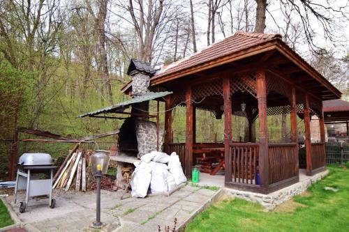 Bed & Breakfast Pensiunea Arinul