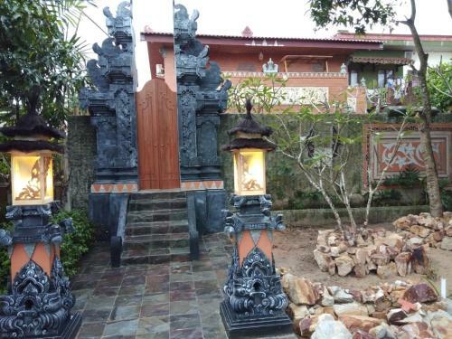 Balinese Villa With Private Pool In Batam