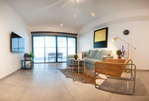 Luxury 2 Bedrooms Apartments Rothschild + Balcony