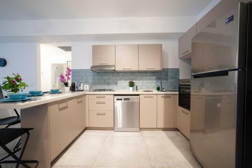 Luxury 2 Bedrooms Apartments Rothschild + Balcony
