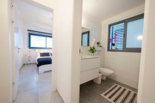 Luxury 2 Bedrooms Apartments Rothschild + Balcony