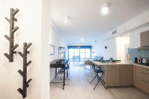 Luxury 2 Bedrooms Apartments Rothschild + Balcony