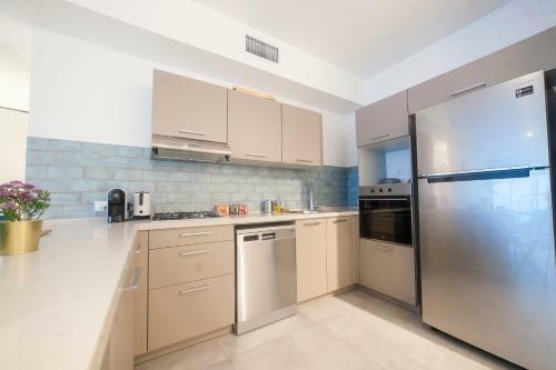 Luxury 2 Bedrooms Apartments Rothschild + Balcony