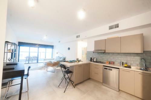 Luxury 2 Bedrooms Apartments Rothschild + Balcony