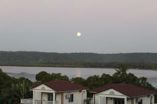 Apartamento 2br Riverview Holiday Home W/ Pool In North Goa - 1