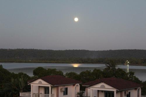 Apartamento 2br Riverview Holiday Home W/ Pool In North Goa - 1