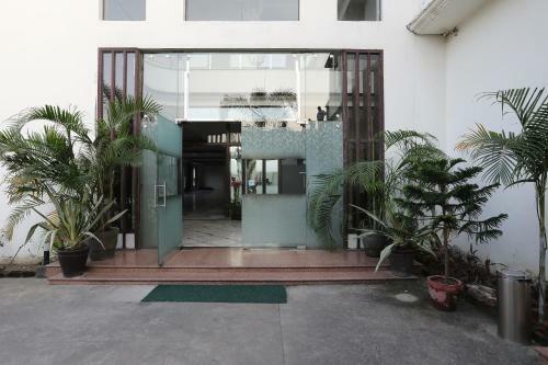 Capital O 2855 Hotel Sanskriti Greens