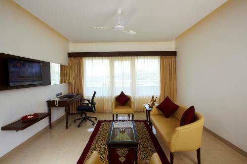 Hotel Rns Golf Resort & Nature Cure Centre