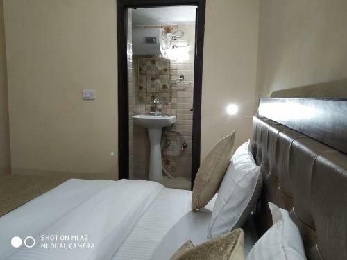 The Modern "a Home Stay - Away From Home"