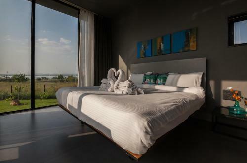 Casa Lake View Villa