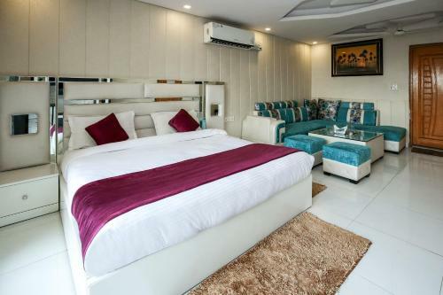 Oyo 10558 Hotel Qlark