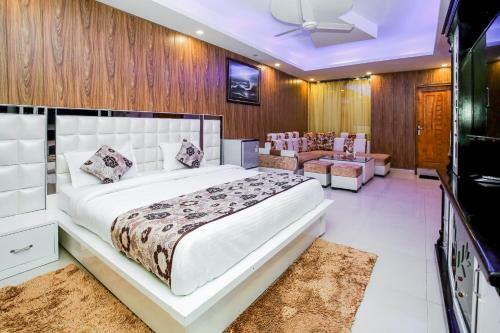 Oyo 10558 Hotel Qlark