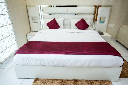 Oyo 10558 Hotel Qlark