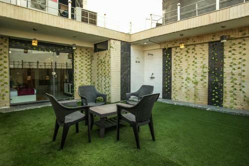Oyo 10558 Hotel Qlark