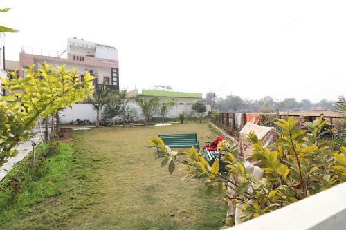 Hotel Oyo 27055 Love Guest House