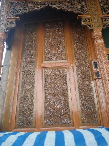 Goona Land Kings Throne