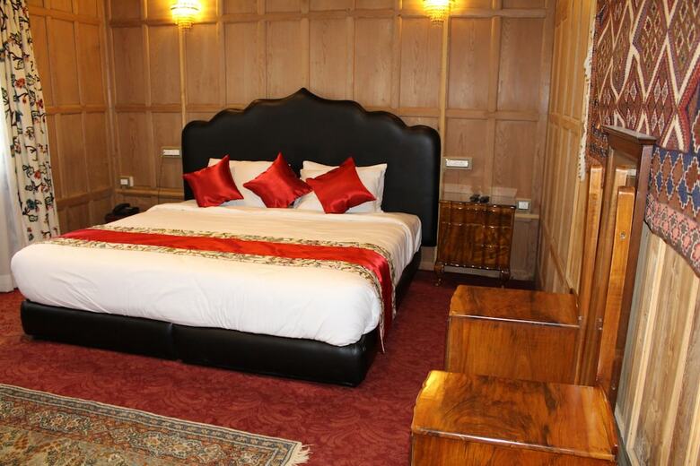 Hotel Nigeen Lake View Resort
