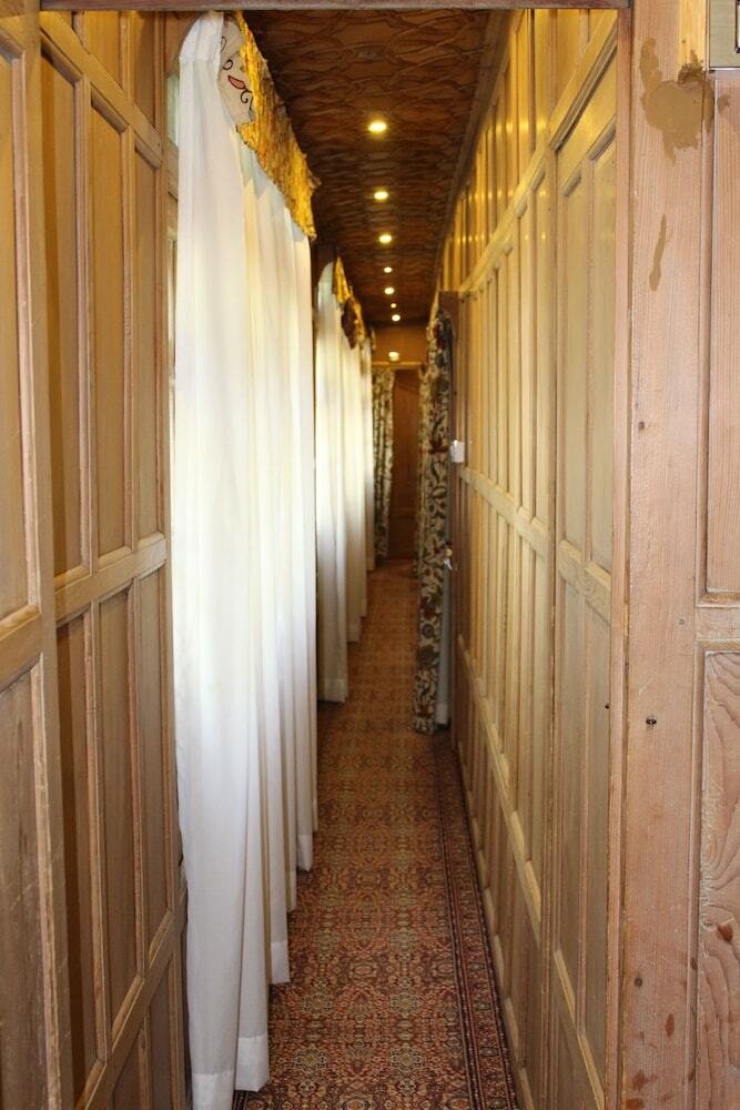 Hotel Nigeen Lake View Resort
