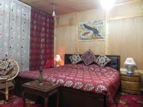Hotel Shabrose Houseboats