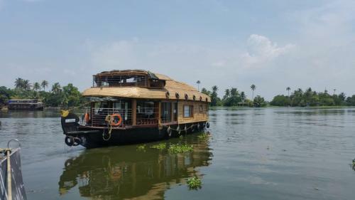Kuttanaad Houseboats