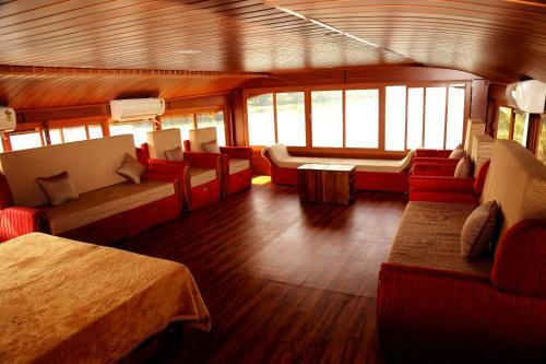 Kuttanaad Houseboats