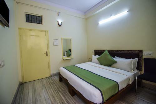 Oyo 15212 Hotel Seema