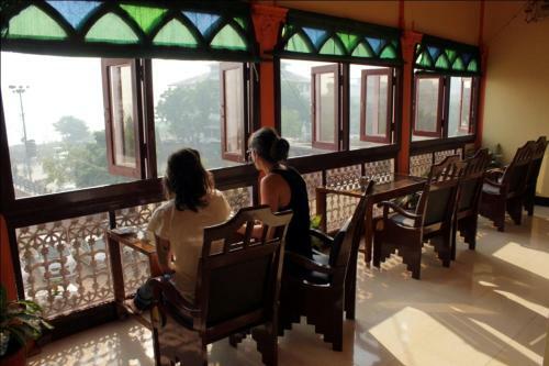 Hostal Sahi River View Guest House
