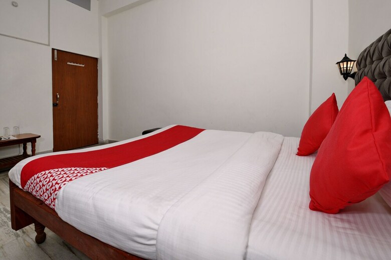 Oyo 12193 Sandhya Hotel