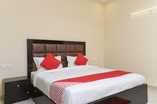 Hotel Oyo 15834 Shubhangni Residency